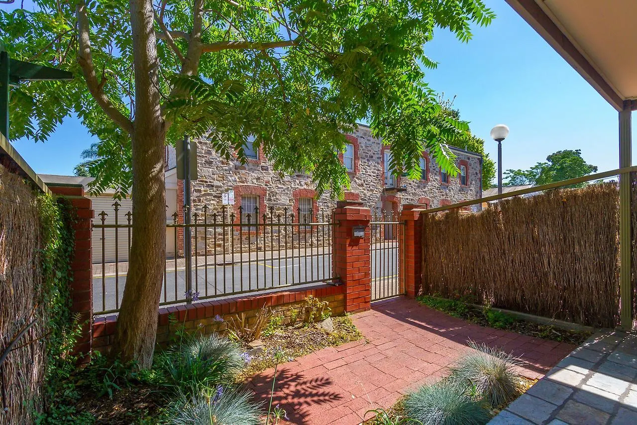 Adelaide Style Accommodation-Getaway In North Adelaide- Close To City דירה